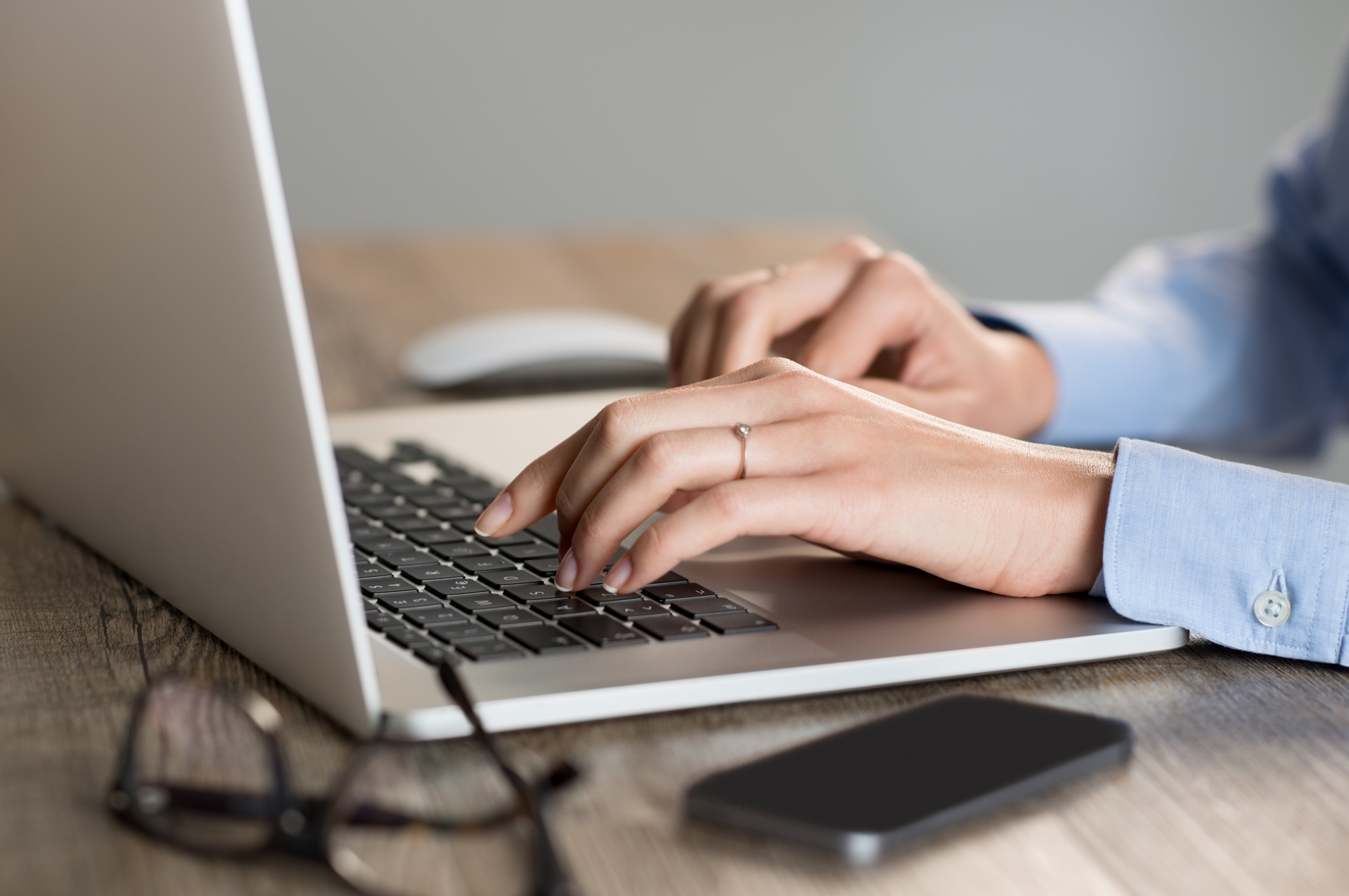 Typing. Ноутбук руки. За ноутбуком. Печатает на компьютере. Человек печатает на ноутбуке.